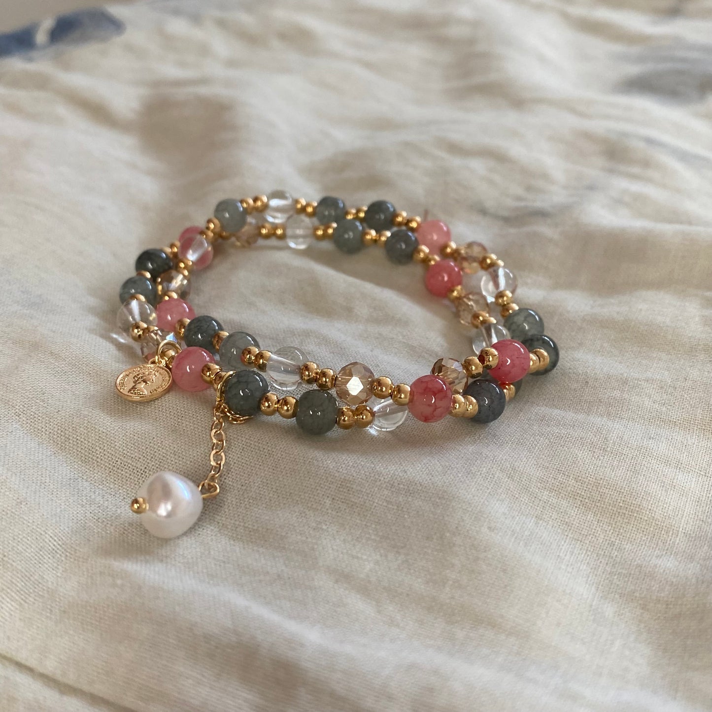 Goldenes Perlenarmband - Glanz und Glamour | Vers&Stein